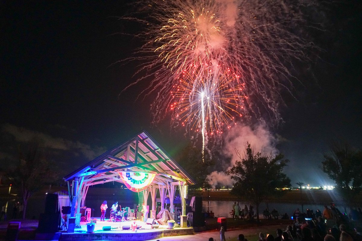 VisitOWA's tweet photo. Kick off summer right at OWA! 🎆🙌 Memorial Day Weekend at Downtown OWA runs May 22nd-24th with live music, free kids entertainment, and a fireworks show lighting up the sky Saturday night. 

🔗 Check out all the details and plan your visit today: https://t.co/yqRHy5Levr. https://t.co/CkkrulmYR0