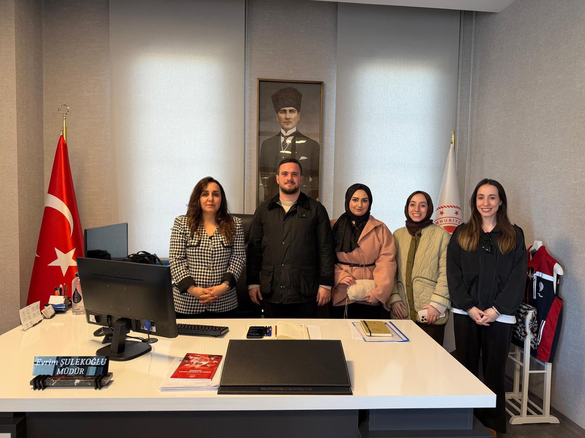 akgencumr's tweet photo. Daha Yeşil ve Sürdürülebilir bir Ümraniye İçin 🌿

İl Yönetim Kurulu Üyemiz Sn. Kübra Şimşek’in katılımıyla; Başkanımız Abdussamet Esmer öncülüğünde Ümraniye İlçe Tarım ve Orman Müdürlüğüne bir nezaket ziyareti gerçekleştirdik.

İlçe Müdürümüz Sn. Evrim Şulekoğlu’nun ev sahipliğinde; doğanın korunması ve tarımsal farkındalık projelerimiz üzerine fikir alışverişinde bulunduk.

Ümraniye teşkilatı olarak çevreye duyarlı, doğayla barışık bir şehir vizyonunu desteklemeye ve kurumlarımızla eşgüdüm içerisinde çalışmaya devam ediyoruz.

Şehrimizin nefesine değer katacak her çalışmada yer almayı sürdüreceğiz.
.
.
.
#akgençümraniye #çevreveşehircilik #tarımorman #akgençümraniyesahada #sevdamızümraniye