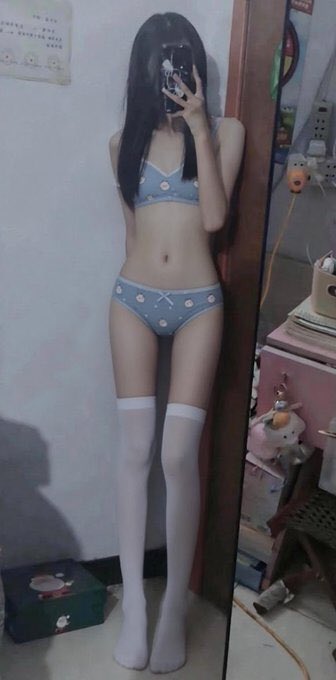 homa_tehrani's tweet photo. ２０歳になったけど体は成長してないw https://t.co/XJmzJUzUzU