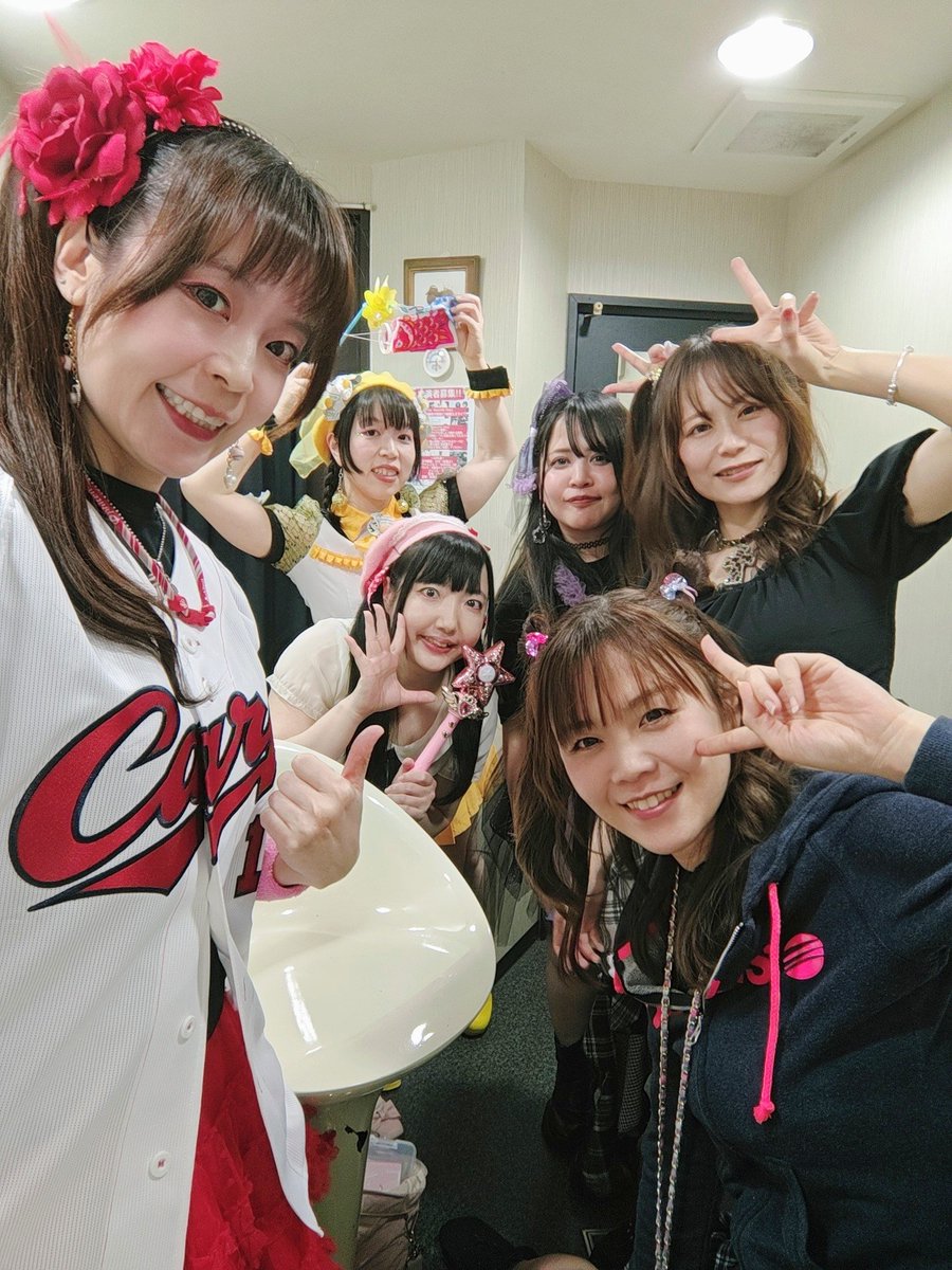 5.5「New高円寺タイムズ5月号」＠新高円寺カナデミア
来てくださった皆様☆どうもありがとうございました⚾

こどもの日→鯉のぼり→カープユニで戦いましたよ〜🎏

主催のあさくらはるか17ちゃん🎀＆藤堂はなちゃん🌼
出演者の皆様☆お疲れ様でした✨

温かくて楽しいライブでした〜♪
⭐️DYNAMITE⭐️