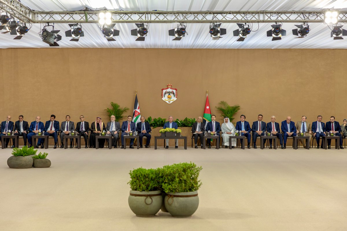 RHCJO's tweet photo. جلالة الملك عبدالله الثاني يلتقي وجهاء وممثلين عن أهالي محافظة الزرقاء في الجامعة الهاشمية، ويتحدث عن رمزية مدينة الزرقاء كـ "مدينة العسكر"، مبينا أن دورها معروف في تاريخ القوات المسلحة الأردنية - الجيش العربي، وأن أهلها يجسدون قيم النخوة والتضحية وحب الوطن.
#الأردن https://t.co/f91Nrjb7J2