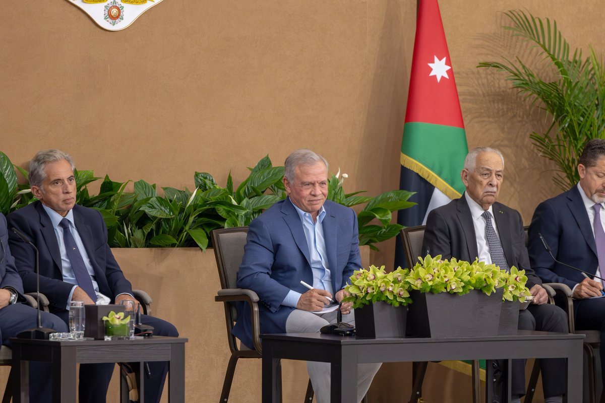 RHCJO's tweet photo. جلالة الملك عبدالله الثاني يلتقي وجهاء وممثلين عن أهالي محافظة الزرقاء في الجامعة الهاشمية، ويتحدث عن رمزية مدينة الزرقاء كـ "مدينة العسكر"، مبينا أن دورها معروف في تاريخ القوات المسلحة الأردنية - الجيش العربي، وأن أهلها يجسدون قيم النخوة والتضحية وحب الوطن.
#الأردن https://t.co/f91Nrjb7J2
