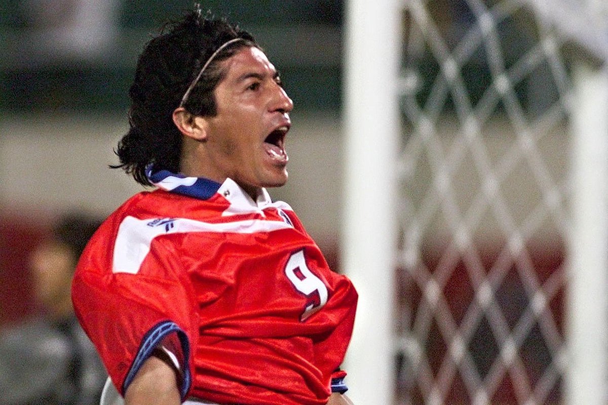robertmdaws's tweet photo. Iván Zamorano 🇨🇱
Zamorano's peak years were spent in Europe, where he became a prolific goalscorer:
▪️Real Madrid (1992–1996): He scored 101 goals in 173 appearances. In the 1994–95 season, he won the Pichichi Trophy as La Liga's top scorer (28 goals) and led the team to the league title.
▪️Inter Milan (1996–2001): He won the UEFA Cup in 1998. At Inter, he famously wore the 1+8 jersey after giving up the number 9 shirt to the Brazilian legend Ronaldo. 
 ▪️He earned 69 caps for Chile, scoring 34 goals. He captained his country at the 1998 World Cup and won a Bronze Medal at the 2000 Sydney Olympics, where he was the tournament's top scorer with 6 goals