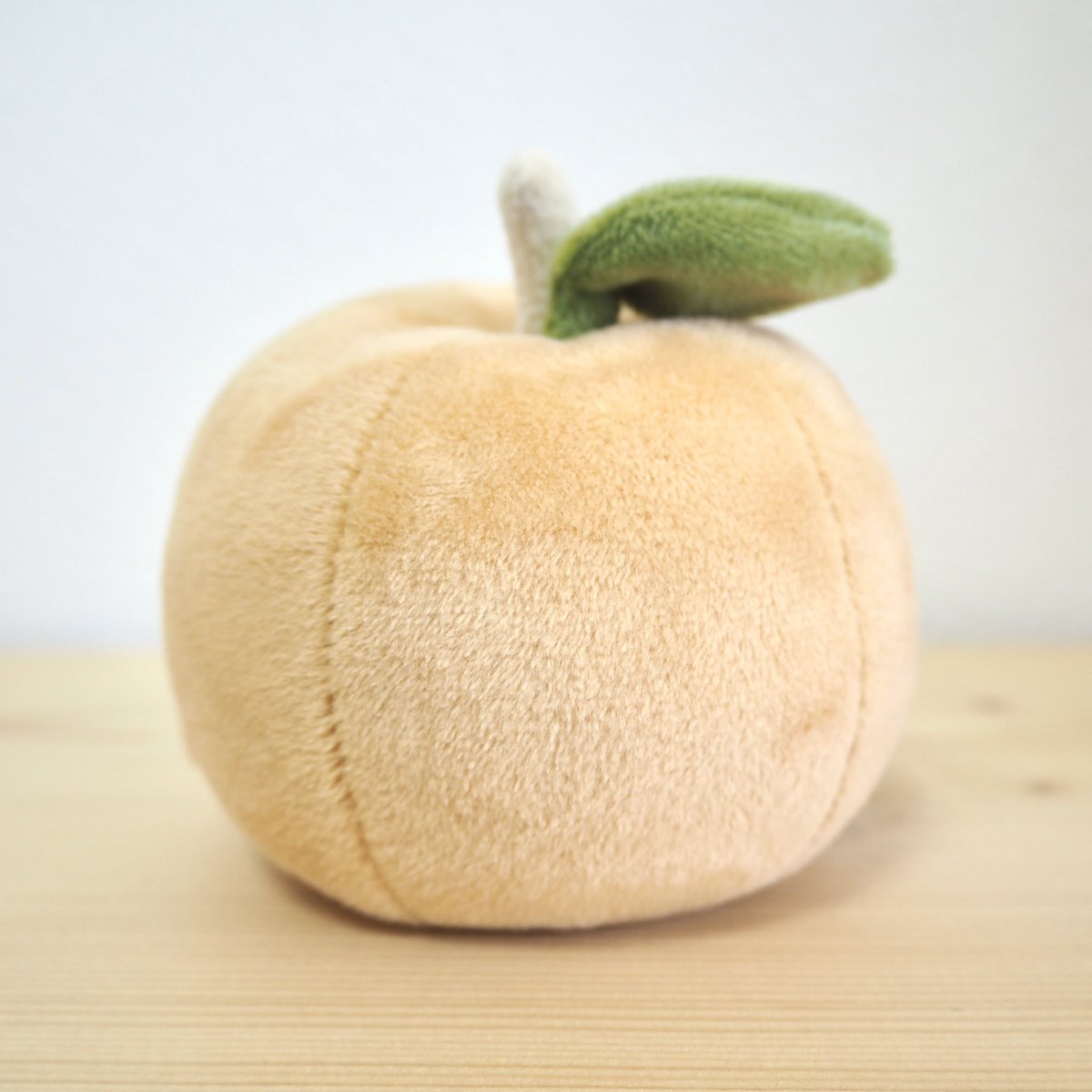 梨かと思ったら…
メンフクロウでした！

ジューシーメンフクロウの梨ちゃんです^ ^

#実のぬいぐるみ