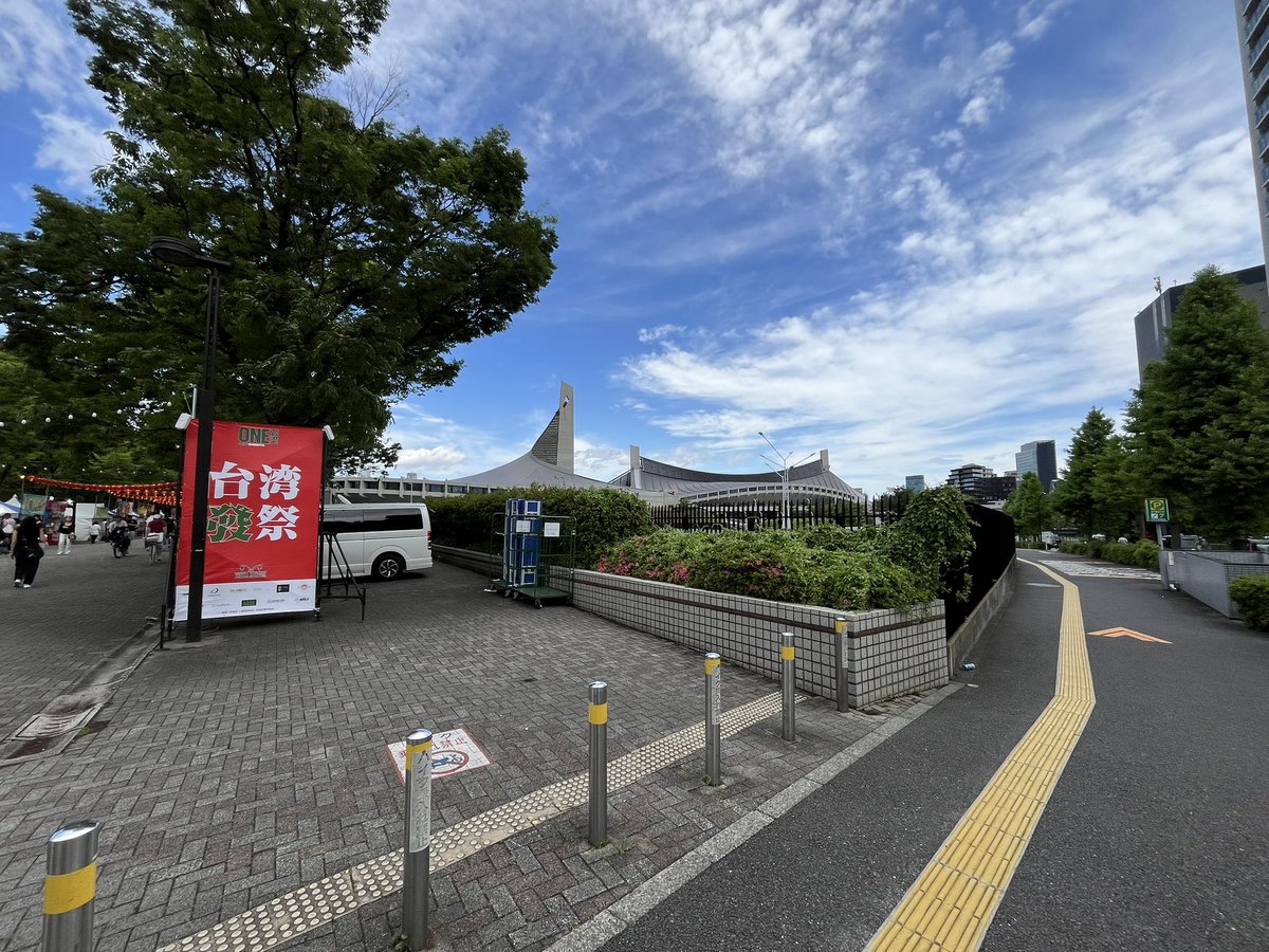 yuukachabou's tweet photo. 代々木公園ケヤキ並木通りでの4日間の「台湾發祭」、快晴の中で無事に終了しました！
遠くから足を運んでくださった皆様、本当にありがとうございました。今回は涼麺（リャンメン）と焼き餃子に挑戦しましたが、至らない点があったかもしれません。
また皆様にお会いできるのを楽しみにしています！ https://t.co/85FwzmmZQ1