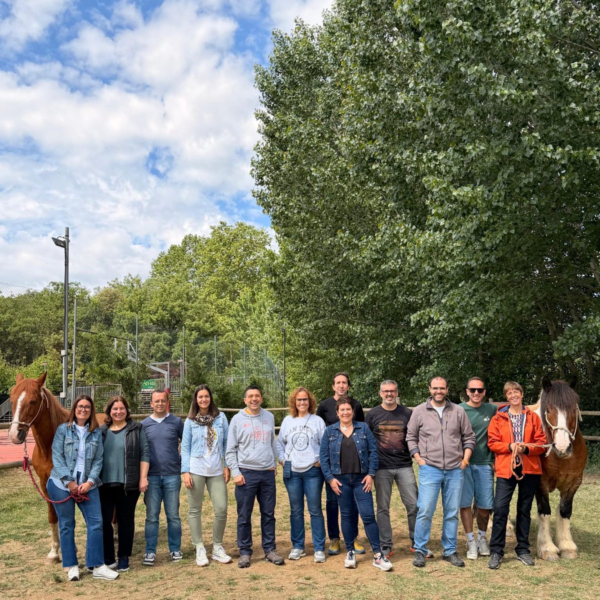 FECC_educacio's tweet photo. Avui, els docents de l’#EDD27 han treballat el lideratge des de les competències emocionals a @lagranjaescola.
Aprendre a liderar també és aprendre a sentir 💛
Gràcies per acompanyar-nos en aquest camí! #Lideratge #Educació https://t.co/X6qw3GqXCj