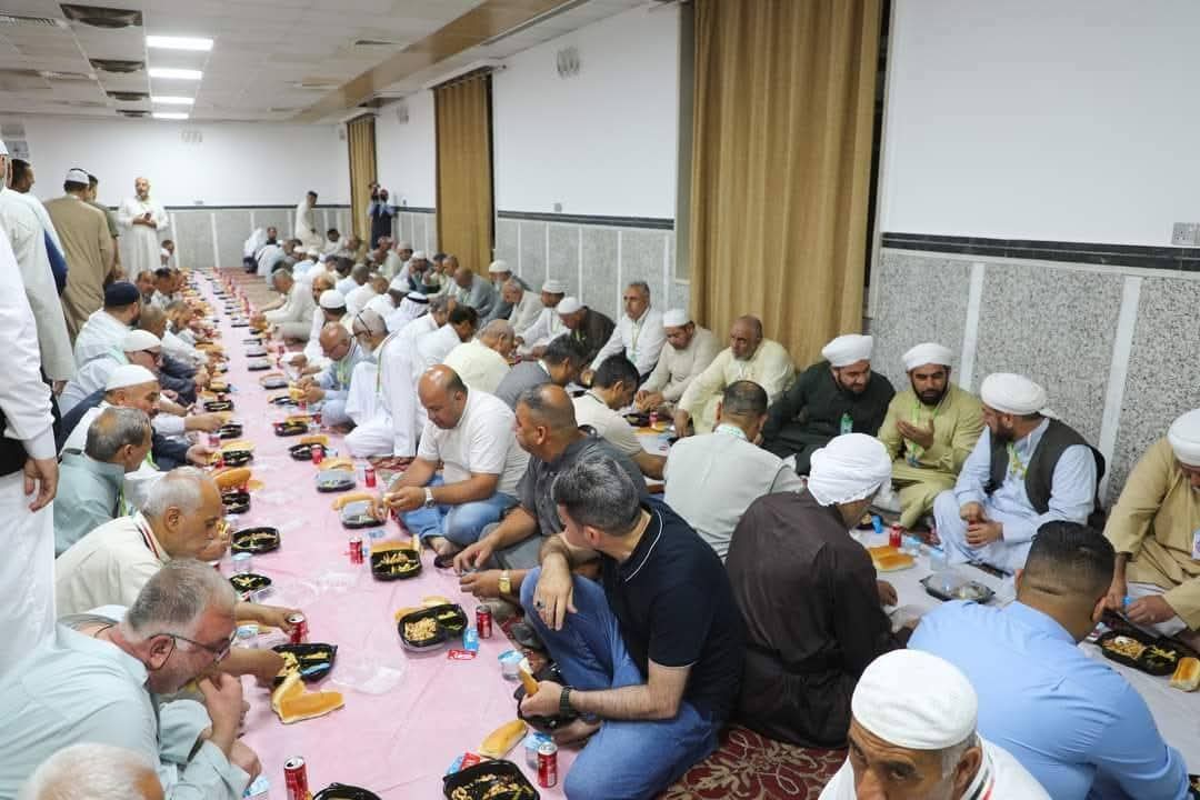 حجاج محافظة كركوك أثناء توقفهم في مدينة كربلاء ...