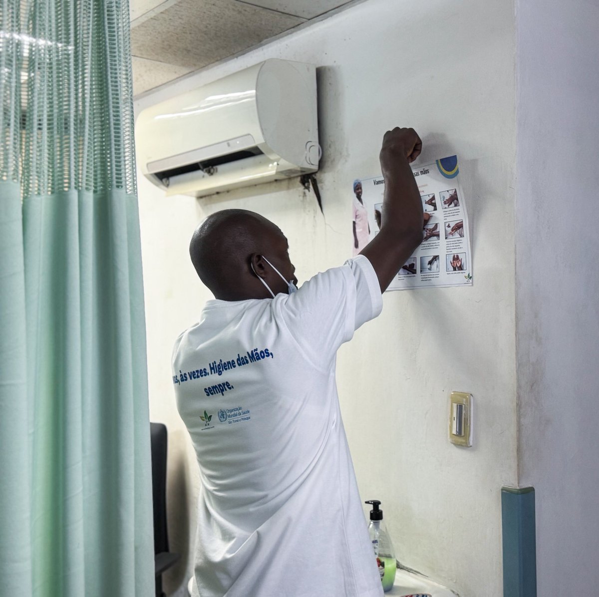 OMS_STP's tweet photo. O #DiaMundialdaHigienedasMaos lembra-nos que mãos limpas salvam vidas. Ao seguirmos os 5 Momentos para a Higiene das Mãos, protegemos pacientes, profissionais de saúde e comunidades. 
🤲Um gesto simples. 
❤️ Um grande impacto na segurança do paciente. #DiaMundialDaHigieneDasMãos https://t.co/4fzWWpmNvS