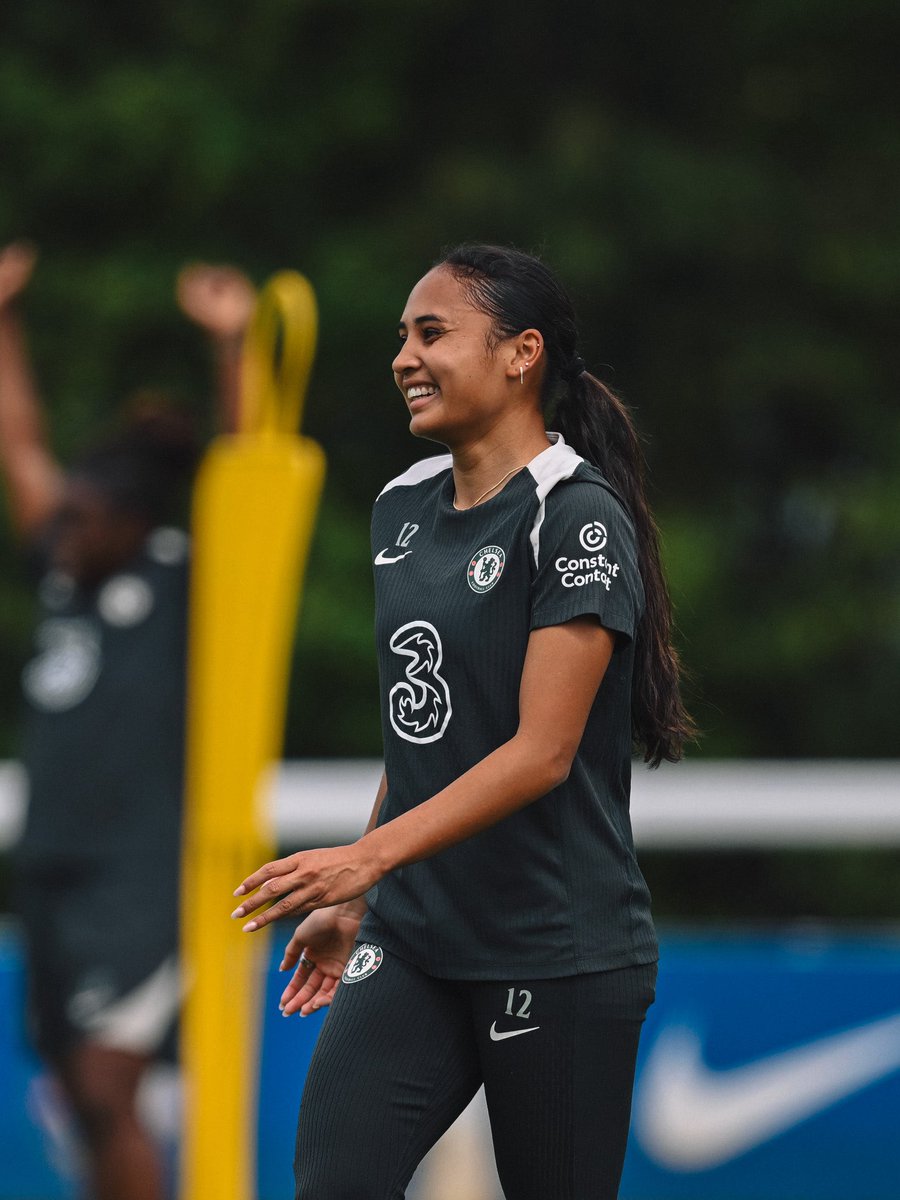 ChelseaFCW's tweet photo. Smiles at Cobham. 🏡 https://t.co/2Zf31QekTW