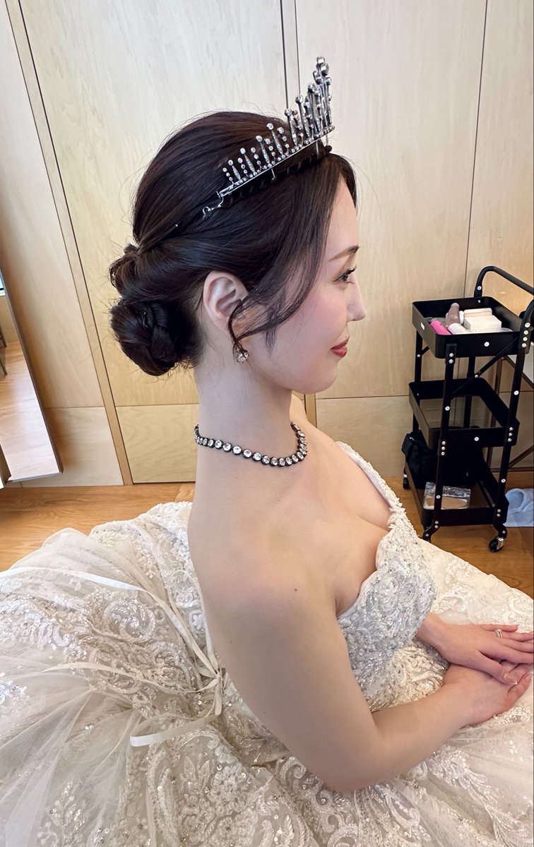 MM0107's tweet photo. 友人のブライダルヘアメイクを担当
ヘアメイク後は挙式に
参加させていただきました

お二人の幸せが伝わってきて
とても幸せな気持ちに♡

改めておめでとうございます♡ https://t.co/vWO2Yi1ero