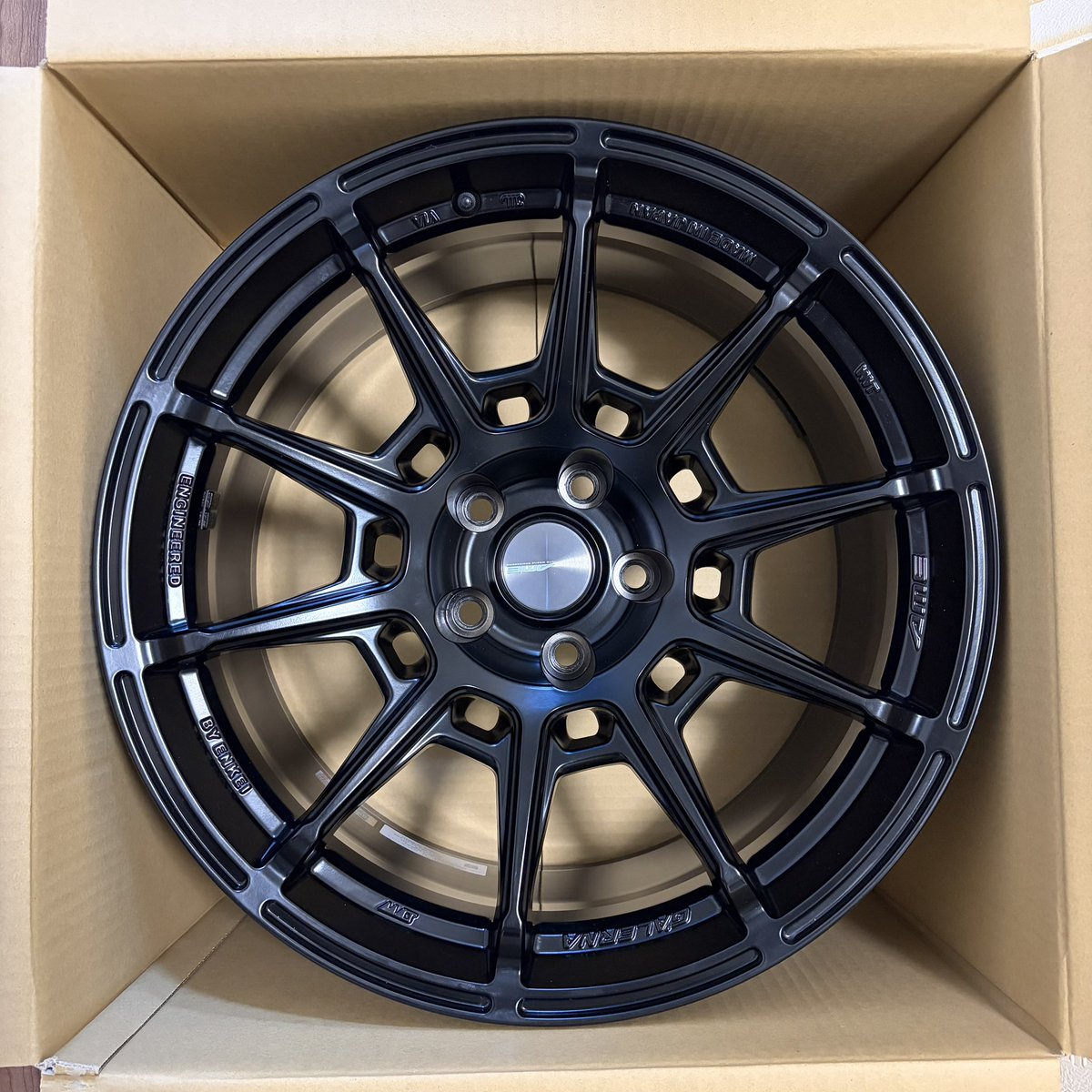 ICEMAN0221's tweet photo. GALERNA REFINO
18X9.5J +22 5-114.3
タイヤ付き:2本 
ハンコック Ventus S1 evo3 255/45/R18
タイヤ無し:2本
MAXIMUS M1 MAXTREX 255/45/R18

走行距離:3000km未満
1度だけドリフトに使用した為、外してあるタイヤは少しブロック飛びがあります。

希望:10万円

 #売ります
 #ホイール売ります https://t.co/aYQQeQuzzI