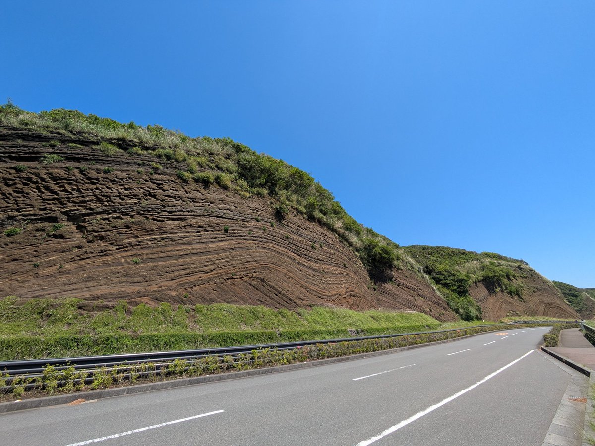 macchajaya's tweet photo. 伊豆大島行ってきた〜！
大迫力のカルデラと海であった！🗻🌊
そして私はハイキングで膝を痛めた…😇 https://t.co/0h7Wr3kSUL