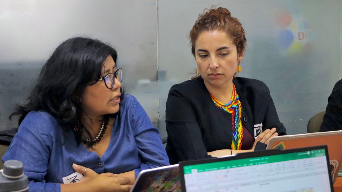 OPIAC_Amazonia's tweet photo. @opiaccomunica 📣📣 La OPIAC, a través de su equipo técnico de Seguridad Jurídica, se reunió con Olinto Masabuel, subdirector de Asuntos Étnicos de la ANT, y con Ángel Pasuy, delegado de Asuntos Étnicos de la ANT, con el propósito de hacer seguimiento al cumplimiento de los acuerdos establecidos en el marco de las distintas sesiones de la MRA.

🙋🏽‍♂️En este encuentro se definió la ruta metodológica de las actividades a desarrollar y se conformó el equipo interdisciplinario encargado de impulsar el cumplimiento de los acuerdos en materia de formalización, protección y adquisición de tierras.

🌱Es prioritario para la Amazonía colombiana avanzar en la constitución, saneamiento y ampliación de resguardos indígenas, así como en la adopción de medidas de protección de los territorios ancestrales. En ese sentido, la entidad se compromete a compartir la información con la organización y las comunidades indígenas, con el fin de facilitar la toma de decisiones y realizar seguimiento al cumplimiento de los acuerdos.

✋🏾La articulación con la ANT es clave para asegurar el cumplimiento de los compromisos pactados con los pueblos indígenas de la Amazonía colombiana y, con ello, garantizar su pervivencia y el acceso a la tierra. Como OPIAC, es prioritario que los procesos territoriales en la Amazonía continúen avanzando de manera efectiva.

🗣️ Finalmente, la ANT informó al equipo de la OPIAC que el proceso de ampliación del Resguardo Indígena Arara Bacatí, Carurú y Lagos de Jamaicurú ya fue presentado para aprobación ante su Consejo Directivo. Este contempla la incorporación, por primera vez, de un (1) globo de terreno baldío de posesión ancestral, ubicado en los municipios de Mitú y Carurú, así como en el área no municipalizada de Papunaua, en el departamento del Vaupés.

#OPIAC30AÑOS 🛖
#PueblosIndígenas 🐅
#YoDefiendoLaAmazoníaViva 🌱
#idefendthelivingamazon 🌀