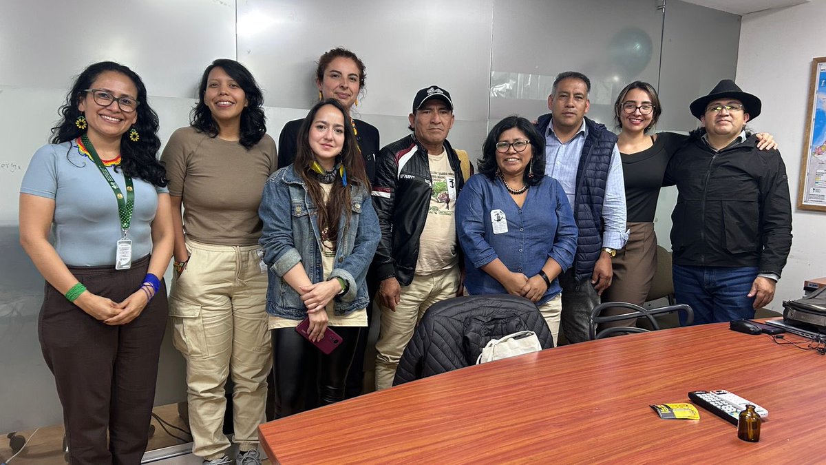 OPIAC_Amazonia's tweet photo. @opiaccomunica 📣📣 La OPIAC, a través de su equipo técnico de Seguridad Jurídica, se reunió con Olinto Masabuel, subdirector de Asuntos Étnicos de la ANT, y con Ángel Pasuy, delegado de Asuntos Étnicos de la ANT, con el propósito de hacer seguimiento al cumplimiento de los acuerdos establecidos en el marco de las distintas sesiones de la MRA.

🙋🏽‍♂️En este encuentro se definió la ruta metodológica de las actividades a desarrollar y se conformó el equipo interdisciplinario encargado de impulsar el cumplimiento de los acuerdos en materia de formalización, protección y adquisición de tierras.

🌱Es prioritario para la Amazonía colombiana avanzar en la constitución, saneamiento y ampliación de resguardos indígenas, así como en la adopción de medidas de protección de los territorios ancestrales. En ese sentido, la entidad se compromete a compartir la información con la organización y las comunidades indígenas, con el fin de facilitar la toma de decisiones y realizar seguimiento al cumplimiento de los acuerdos.

✋🏾La articulación con la ANT es clave para asegurar el cumplimiento de los compromisos pactados con los pueblos indígenas de la Amazonía colombiana y, con ello, garantizar su pervivencia y el acceso a la tierra. Como OPIAC, es prioritario que los procesos territoriales en la Amazonía continúen avanzando de manera efectiva.

🗣️ Finalmente, la ANT informó al equipo de la OPIAC que el proceso de ampliación del Resguardo Indígena Arara Bacatí, Carurú y Lagos de Jamaicurú ya fue presentado para aprobación ante su Consejo Directivo. Este contempla la incorporación, por primera vez, de un (1) globo de terreno baldío de posesión ancestral, ubicado en los municipios de Mitú y Carurú, así como en el área no municipalizada de Papunaua, en el departamento del Vaupés.

#OPIAC30AÑOS 🛖
#PueblosIndígenas 🐅
#YoDefiendoLaAmazoníaViva 🌱
#idefendthelivingamazon 🌀