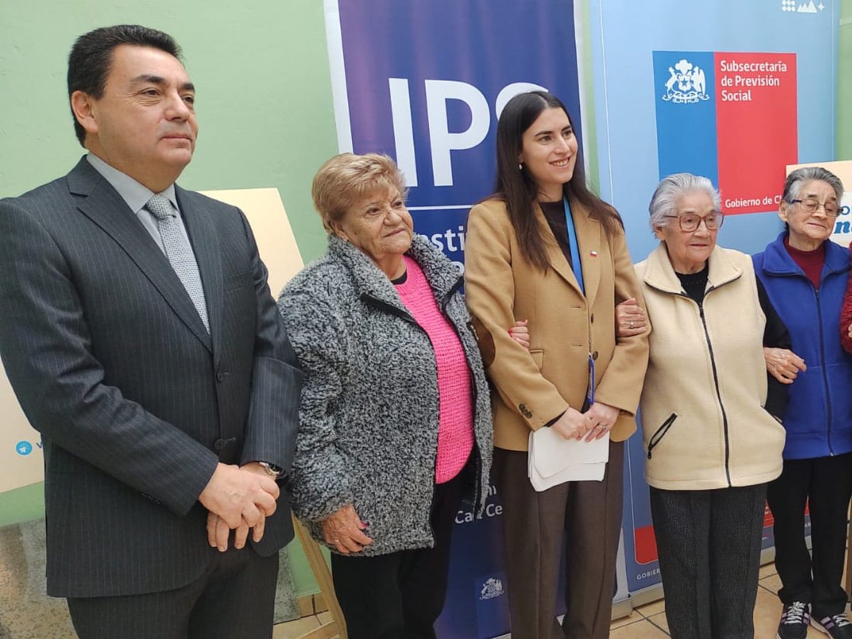 IPSChile's tweet photo. ¡Más de un millón 660 mil personas recibirán el #BonoDeInvierno!🎉🧣
Así lo anunció la subsecretaria de @previsionsocial , Elisa Cabezón, junto al director nacional del IPS, Juan José Cárcamo, quienes dieron inicio al pago en una actividad junto a beneficiarios de este aporte.👏 https://t.co/fdNxI6bR1d