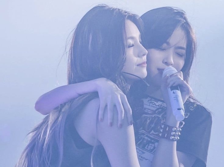 ITZY’s Ryujin shows her support for Yeji following the announcement of her back injury in a recent live:

“Yeji you worked hard, don’t worry. Just get well soon that’s all that matters. Until Yeji fully recovers we’ll keep staying by your side and you can let go of your worries.”