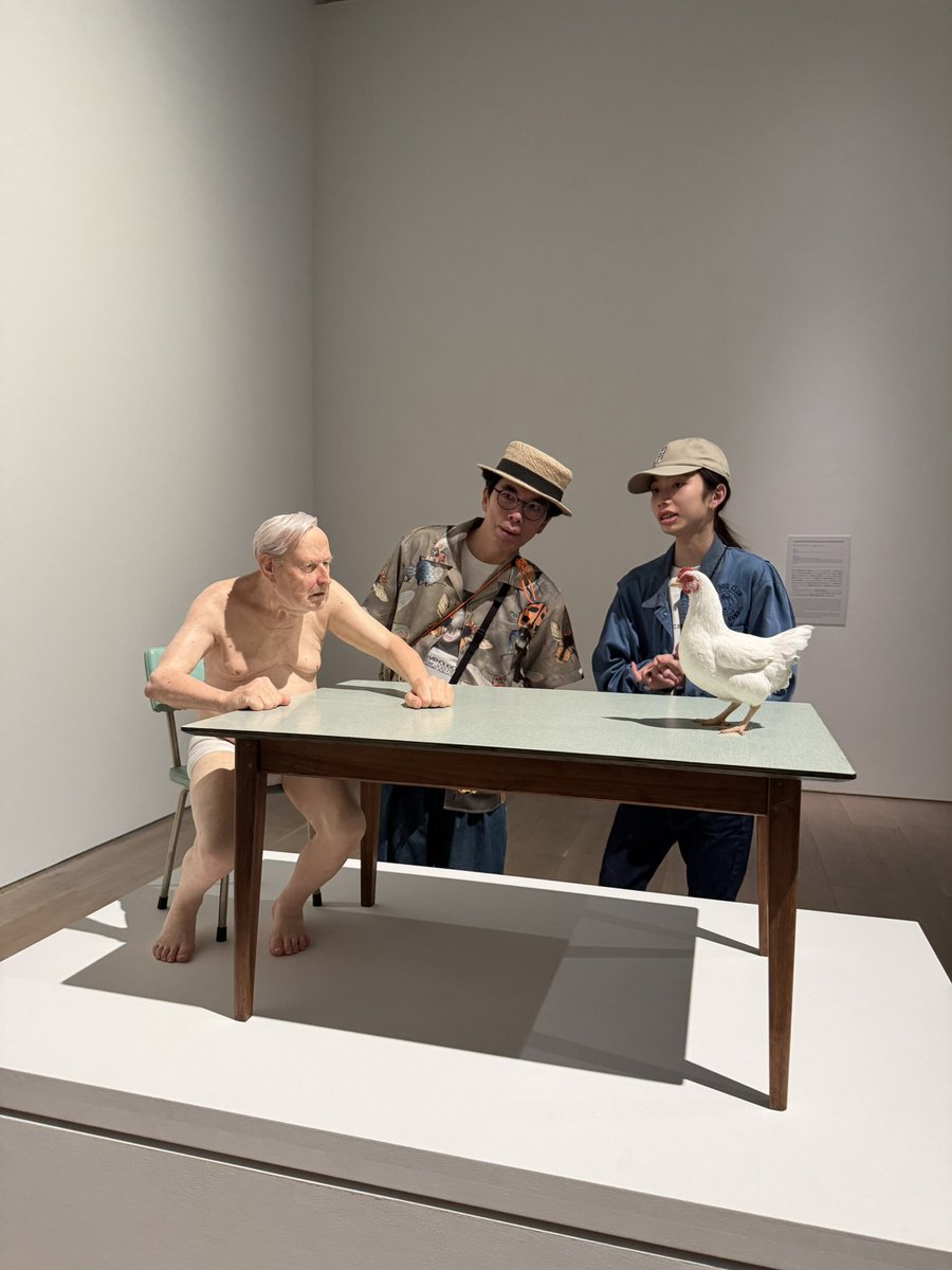 JinKatagiri_now's tweet photo. 六本木 #森美術館 で始まった、
#ロンミュエク展 #RonMueckMAM 
に行って来ました！
2008年に金沢21世紀美術館で見て以来のロン・ミュエク。当時4歳だった長男が21歳！！
相変わらず大きさが変！！
巨大なのに、ほんのり小さいのに、本物にしか見えない肌感がゾワゾワするー💦　これぞ現代アート！！ https://t.co/xcEODPRN7J
