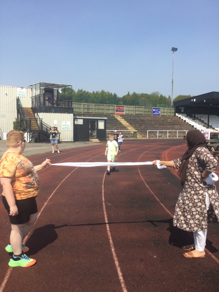 park_pru's tweet photo. Last Friday some of our children took part in the Mini London Marathon. Thanks to @BPAFCOfficial for letting us use their running track. #WeRunTogether @thebodycoach @exceedacademies @LondonMarathon https://t.co/IM7c0LoEcy