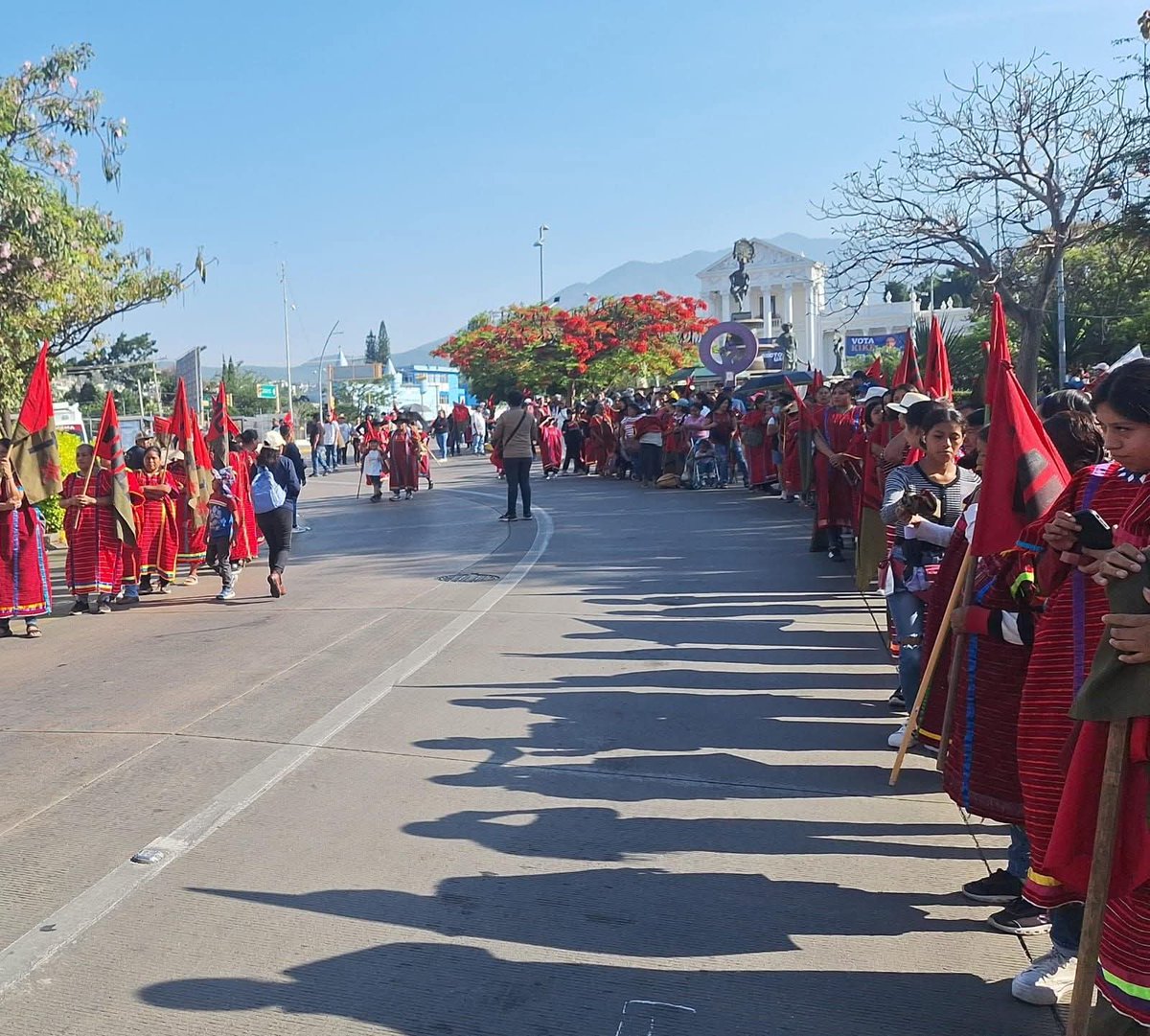 Oaxaca_AlDia's tweet photo. #AlertaVial marcha #MULT de l fuente de las 8 Regiones al. Zócalo de la capital oaxaqueña, ya la marcha avanza por av Juárez, a la altura de la gasolinera Fonapas #precaucion conductores
Piden sean atendidas sus demandas 
Mantente informado en nuestro canal de WhatsApp: https://t.co/CdK5iLXNkF

#Oaxaca #OADN #fypシ゚viralシfypシ゚ #Noticias #viral #viralreels #protesta #social #VallesCentrales #Entérate