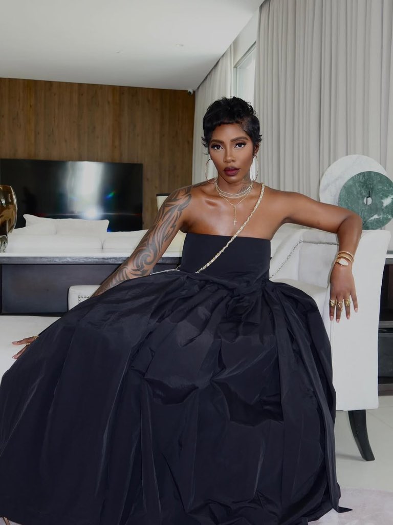 scoopuniversal's tweet photo. Elegant Queen ! https://t.co/YpRWCr2JBa