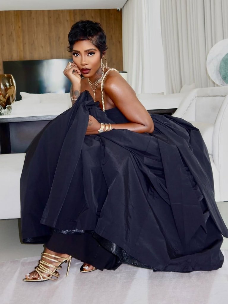 scoopuniversal's tweet photo. Elegant Queen ! https://t.co/YpRWCr2JBa
