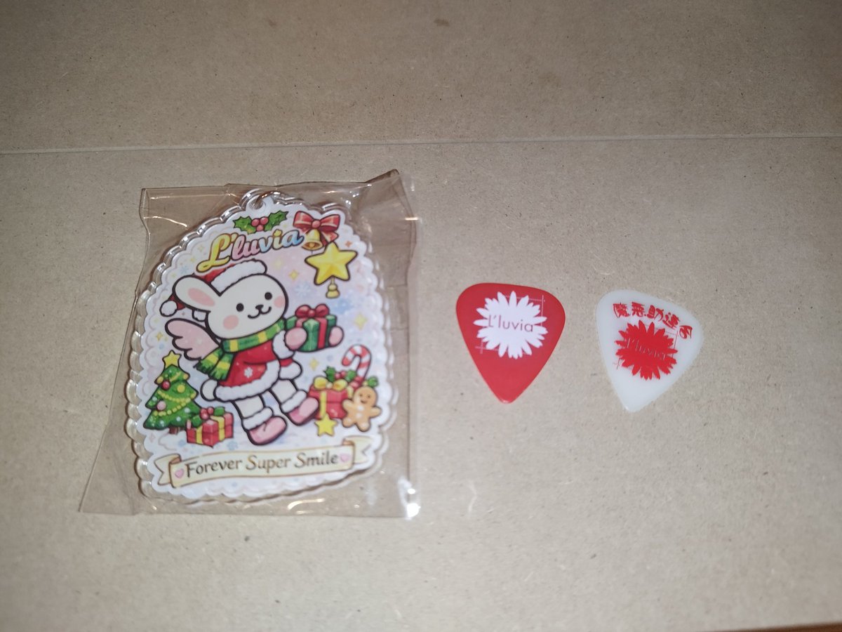 miaou0128's tweet photo. 次のライブが最後なんて…こんなに楽しい時間が終わるの辛いなぁ😢こんなにたくさん名曲があって、もっとたくさんの人に知ってもらいたいなぁ🩷たくさんのハッピーが詰まったライブ💗この写真の中にいること一生の宝物💗そして色違いのピックをGETできたことも一生の宝物💗L'luvia大好き過ぎる！！ https://t.co/lepgXv6DM5