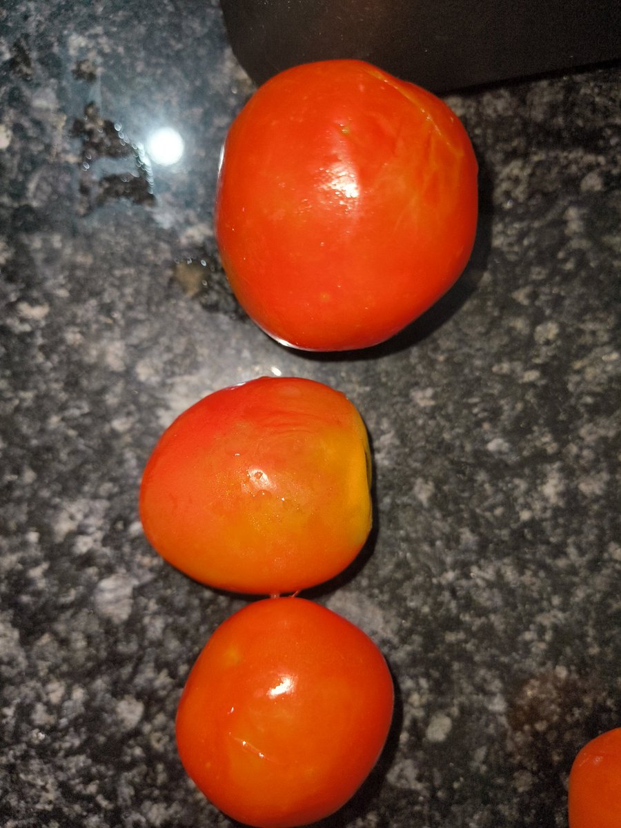 Sangwan_Meet's tweet image. Extremely disappointed with my recent grocery order. I ordered 1.5kg of tomatoes, and over 40% of them arrived rotten and mushy. This isn't just a minor oversight; it’s a total lack of quality checks. #Flipkart #FlipkartGrocery #CustomerService #BadExperience