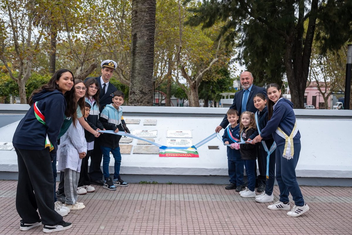 MarioSeccoOK's tweet photo. 🇦🇷 ENSENADA, MADRE DE CIUDADES

Bien en alto, izamos nuestras banderas en este día tan especial: Ensenada cumple 225 años y nos reunimos en el corazón de la Plaza Belgrano para enarbolar nuestros estandartes junto a la comunidad.

En un 5 de mayo cargado de sentimientos, descubrimos la tradicional placa conmemorativa en el pabellón de la Plaza. Al ritmo de la Banda Infanto Juvenil del Bicentenario, iniciamos la jornada del Aniversario con pastelitos, café y mucha alegría.

También,  participamos del solemne Tedeum en la Parroquia “Nuestra Señora de La Merced”: la ceremonia la encabezaron los Padres Fernando Contarino y Marcelo Toloza, que pidieron por la comunidad ensenadense y el crecimiento de la Ciudad, a pesar de los tiempos difíciles que se viven.

Los esperamos a las 19 hs. para inaugurar la nueva Municipalidad en calle La Merced y Pte. Perón.