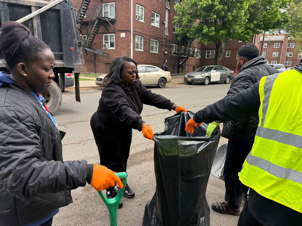 CityofNewarkNJ's tweet photo. Last weekend, the East Ward came through strong. 💪🏽🧹
Neighbors, volunteers, and partners came together for the Brick City Clean Up—refreshing blocks, clearing debris, and building pride across the community.
#NewarkForward
#NewarkAndProudOfIt https://t.co/V12TWGnE0Q