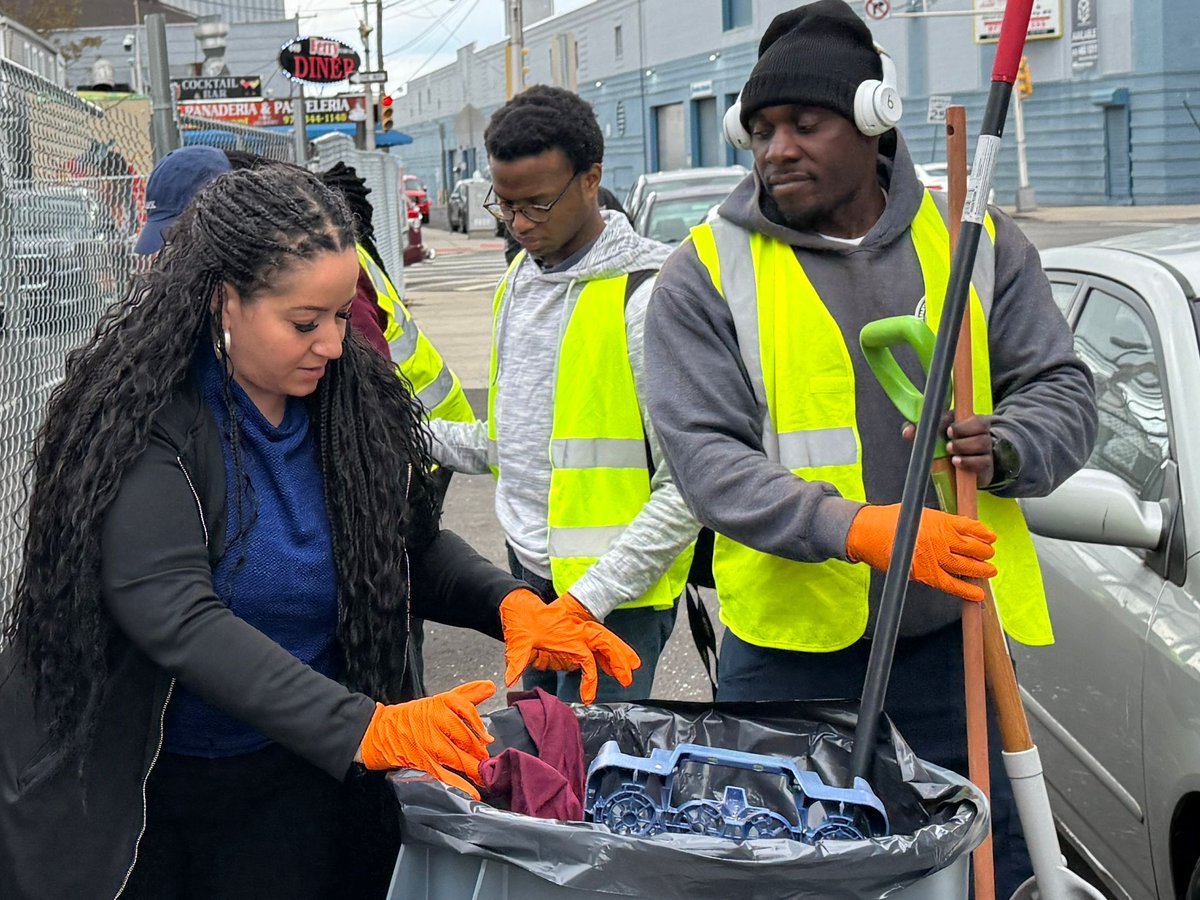 CityofNewarkNJ's tweet photo. Last weekend, the East Ward came through strong. 💪🏽🧹
Neighbors, volunteers, and partners came together for the Brick City Clean Up—refreshing blocks, clearing debris, and building pride across the community.
#NewarkForward
#NewarkAndProudOfIt https://t.co/V12TWGnE0Q
