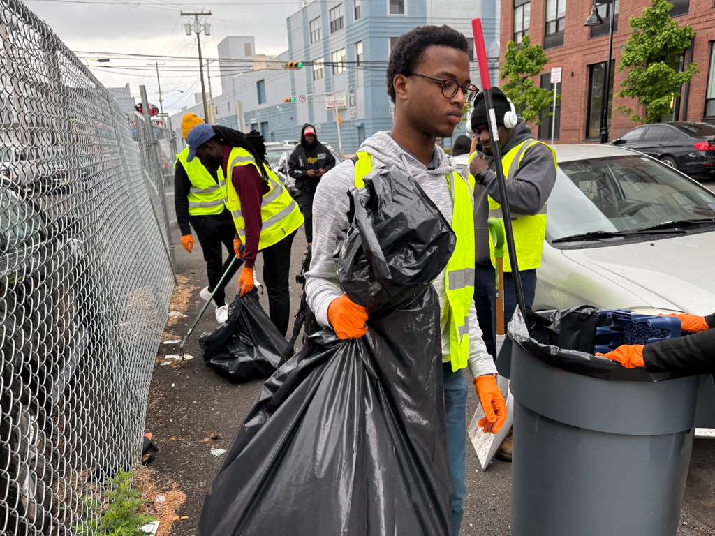 CityofNewarkNJ's tweet photo. Last weekend, the East Ward came through strong. 💪🏽🧹
Neighbors, volunteers, and partners came together for the Brick City Clean Up—refreshing blocks, clearing debris, and building pride across the community.
#NewarkForward
#NewarkAndProudOfIt https://t.co/V12TWGnE0Q