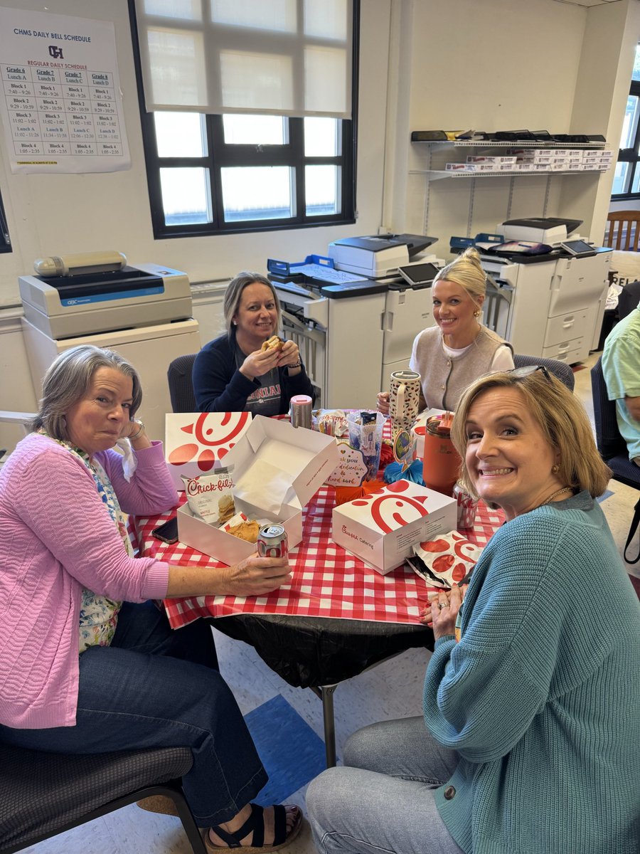CHeightsMiddle's tweet photo. CHMS would like to recognize the Colonial Heights Middle School PTO for providing lunch today from Chick-Fil-A!  We would also like to recognize the CH Federated Women’s Club for their donations of cookies and treats and Chick-Fil-A for their donations of gift cards and vouchers! https://t.co/YAJhON4655