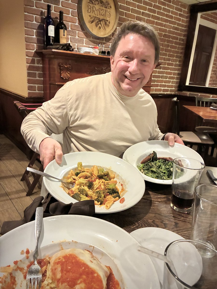 MichaelCarrubba's tweet image. I love to eat and while I eat clean most of the time, bring me some pasta and broccoli rabe from Brazi’s in New Haven anytime. Soo good. #foodie #newhaven