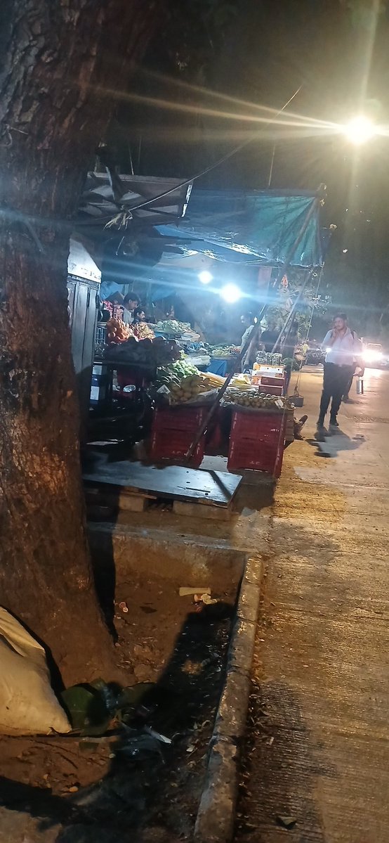 SGawalispeaks's tweet image. कांदिवली पूर्व वॉर्ड २५, ठाकूर व्हिलेज येथे BMC ची पक्षपाती कारवाई! मराठी विक्रेत्यांचे सामान जप्त, पण परप्रांतीय मोकळे. हा प्रशासनाचा कोणता न्याय आहे? आम्ही या अन्यायाचा निषेध करतो. तात्काळ दखल घ्यावी. @mybmc @BMCWardR_C
#MumbaiNews #BMC #Discrimination