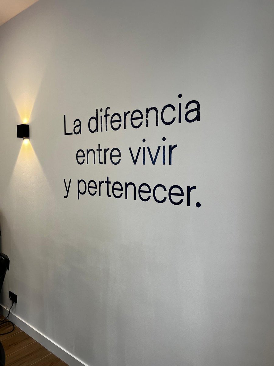 BERDOAL1's tweet photo. Los pequeños detalles también construyen marca.

En este proyecto aplicamos vinilo de corte sobre pared para reforzar el mensaje de Capital Home dentro de su propio espacio.

Una frase, una pared y una idea clara: convertir el entorno en parte de la experiencia de marca. https://t.co/z8Bt9QRXG2