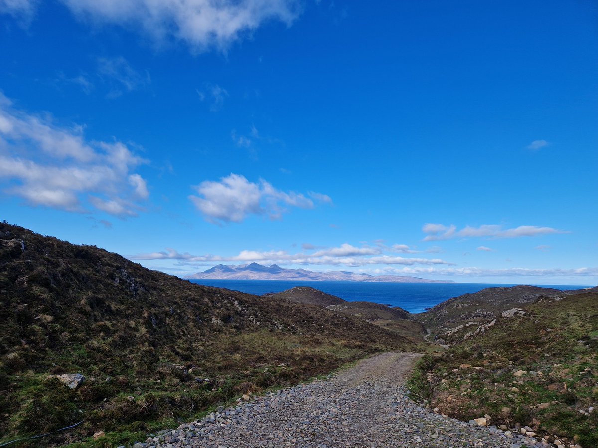 ToursNatural's tweet photo. Gorgeous (if chilly) Day 2 on Skye. Great walk down to the Point of Sleat with stunning views of Eigg, Rum &amp; the Black Cuillins. 5 Wheatear, 4 Snipe, 3 Cuckoo on our walk with c6 Twite around the crofts near the point. Manxies + Bonxie &amp; Arctic Skua harassing Kittiwakes offshore https://t.co/C3qMV7UA2J
