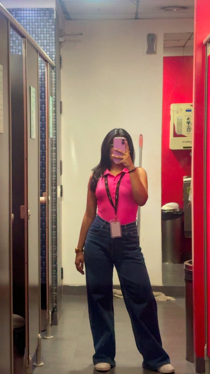 SforSuhani's tweet photo. Office fit day idk https://t.co/N6IvAPtl9q
