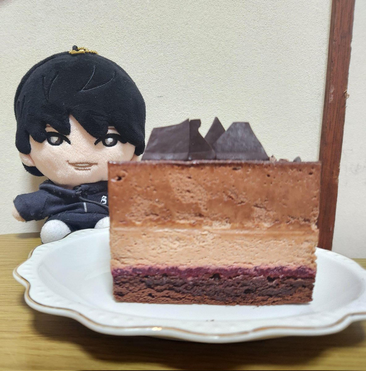 oriseto's tweet photo. 呼んだら目線くれるけどケーキに夢中なほくぬいすぎて可愛い… https://t.co/1t2AMm6g2U