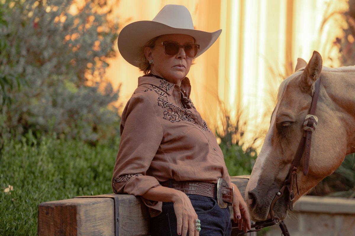 Variety's tweet photo. Paramount has dropped the full  trailer for the “Yellowstone” spinoff “Dutton Ranch,” premiering with its first two episodes May 15 on Paramount+

Beth (Kelly Reilly) and Rip (Cole Hauser) are settling into life in their new ranch when Rip uncovers a dead body.

https://t.co/bYg2JPWMDv