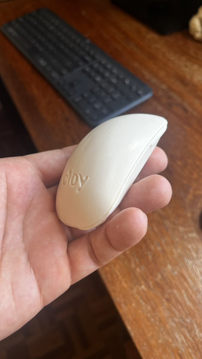 dwight chegando no trabalho pra usar o apple magic mouse dele