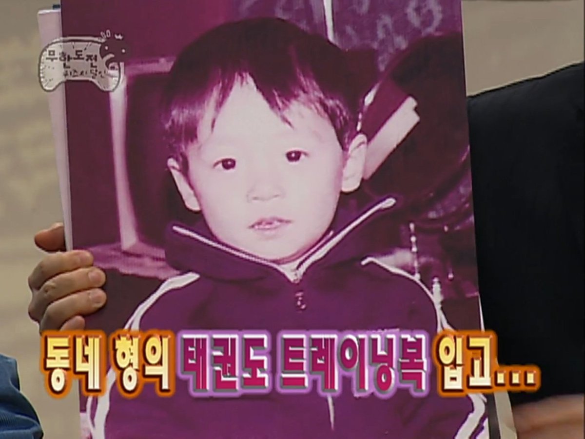 유재석 어린시절 사진 비하인드
태극기 박혀있어서 국가대표였냐 물어보니
태권도는 안했지만 동네형이 트레이닝복을 물려준거래ㅋㅋㅋㅋ 귀엽다