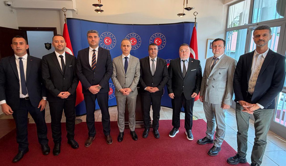 info_attso's tweet photo. Arnavutluk – Türkiye Ticaret ve Sanayi Odası (ATTSO) olarak, T.C. Tiran Büyükelçisi Sn. Barış Ceyhun Erciyes’i makamında ziyaret ederek hayırlı olsun dileklerimizi ilettik.

Gerçekleştirdiğimiz bu nazik ziyarette, Türkiye ile Arnavutluk arasındaki ekonomik ve ticari ilişkilerin daha da geliştirilmesine yönelik iş birliği imkanları üzerine verimli bir görüşme gerçekleştirdik.

Yeni görevinde Sayın Büyükelçimize başarılar diliyor, iki ülke arasındaki güçlü bağların daha da ileri taşınacağına inanıyoruz.
