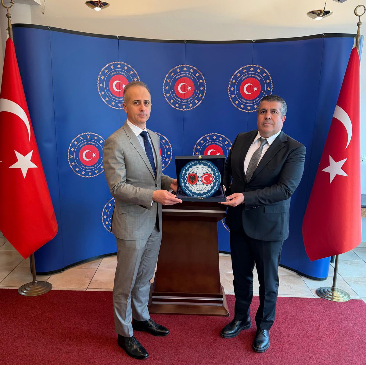 info_attso's tweet photo. Arnavutluk – Türkiye Ticaret ve Sanayi Odası (ATTSO) olarak, T.C. Tiran Büyükelçisi Sn. Barış Ceyhun Erciyes’i makamında ziyaret ederek hayırlı olsun dileklerimizi ilettik.

Gerçekleştirdiğimiz bu nazik ziyarette, Türkiye ile Arnavutluk arasındaki ekonomik ve ticari ilişkilerin daha da geliştirilmesine yönelik iş birliği imkanları üzerine verimli bir görüşme gerçekleştirdik.

Yeni görevinde Sayın Büyükelçimize başarılar diliyor, iki ülke arasındaki güçlü bağların daha da ileri taşınacağına inanıyoruz.