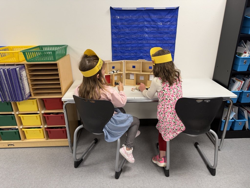 Lakewoodhawks's tweet image. Today’s little visitors, tomorrow’s big school stars! ⭐ We had so much fun meeting our incoming kindergarteners and their families at K Day! 🖍️🌈🎒💛🍎#KindergartenReady #KDay