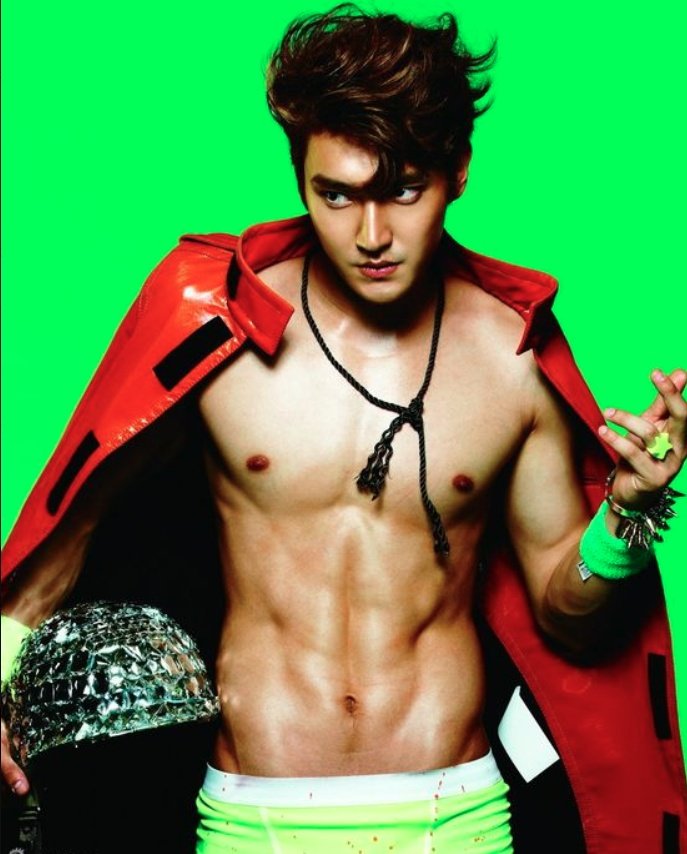 wonniemallow's tweet photo. I think this iconic mr simple look is the reason why anna wintour agreed to invite siwon to met gala in 2013 😂 

Fyi, the invitation for met gala must be approved by anna wintour since met gala is basically her party https://t.co/0XyN9UxCta
