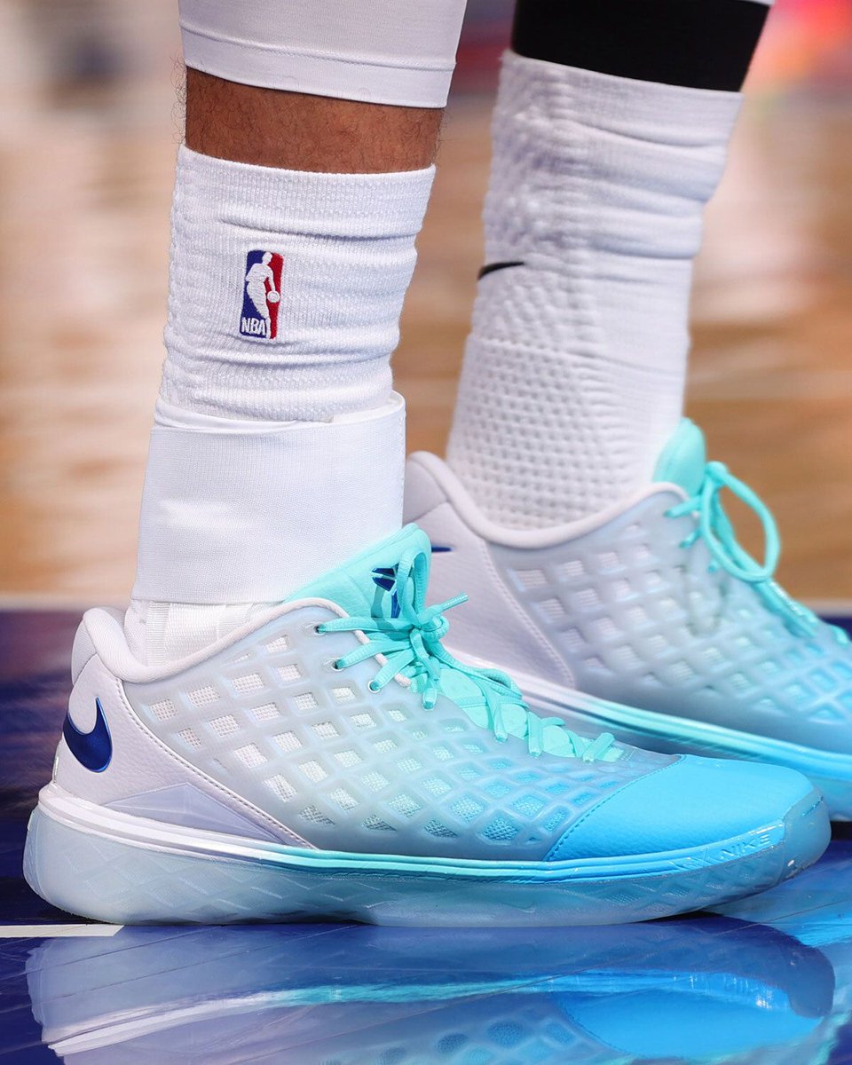 Sneaker News tweet media