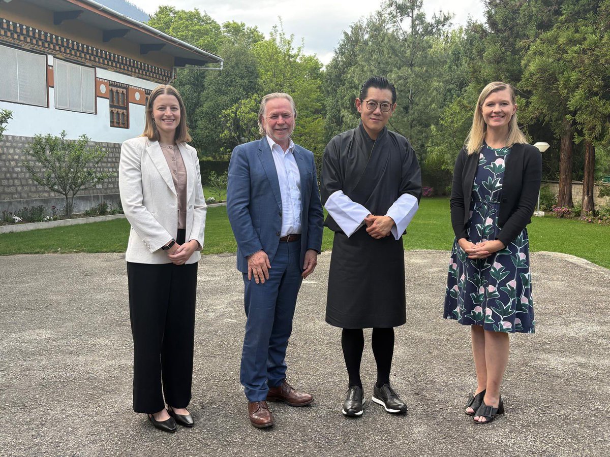 AusHCIndia's tweet image. The perfect way to conclude my visit to Bhutan - an extended audience with His Majesty the King of Bhutan. A wide ranging conversation about #Bhutan, #Australia and the world - and of course Gelaphu Mindfulness City. @tsheringtobgay @AlboMP @SenatorWong @dfat #HappinessIsAPlace