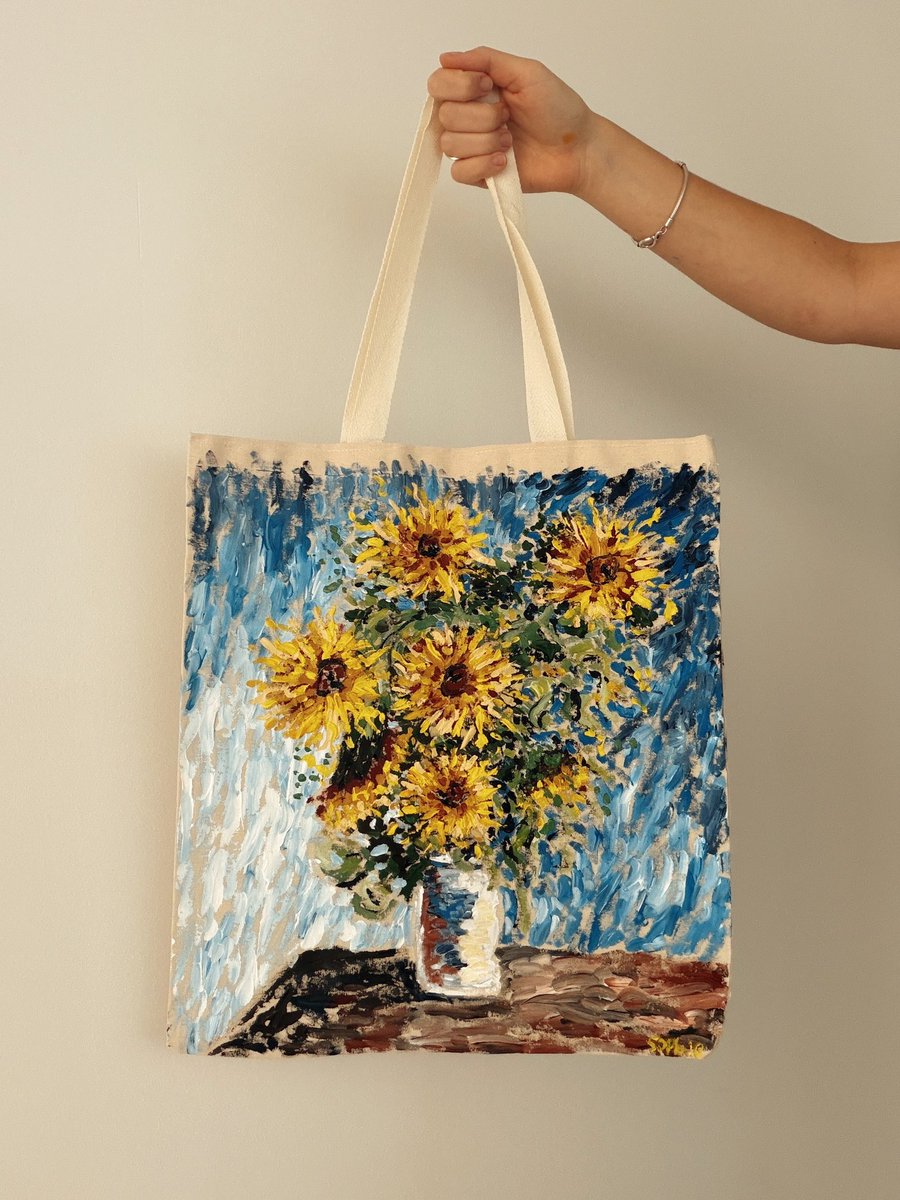 sophieopina's tweet photo. A veces un cuadro puede estar muy fuera de presupuesto, por eso empecé a pintar tote bags. Así mi arte llega a más personas y lugares (osea, un sueño hecho realidad) https://t.co/wXupOlXhhz