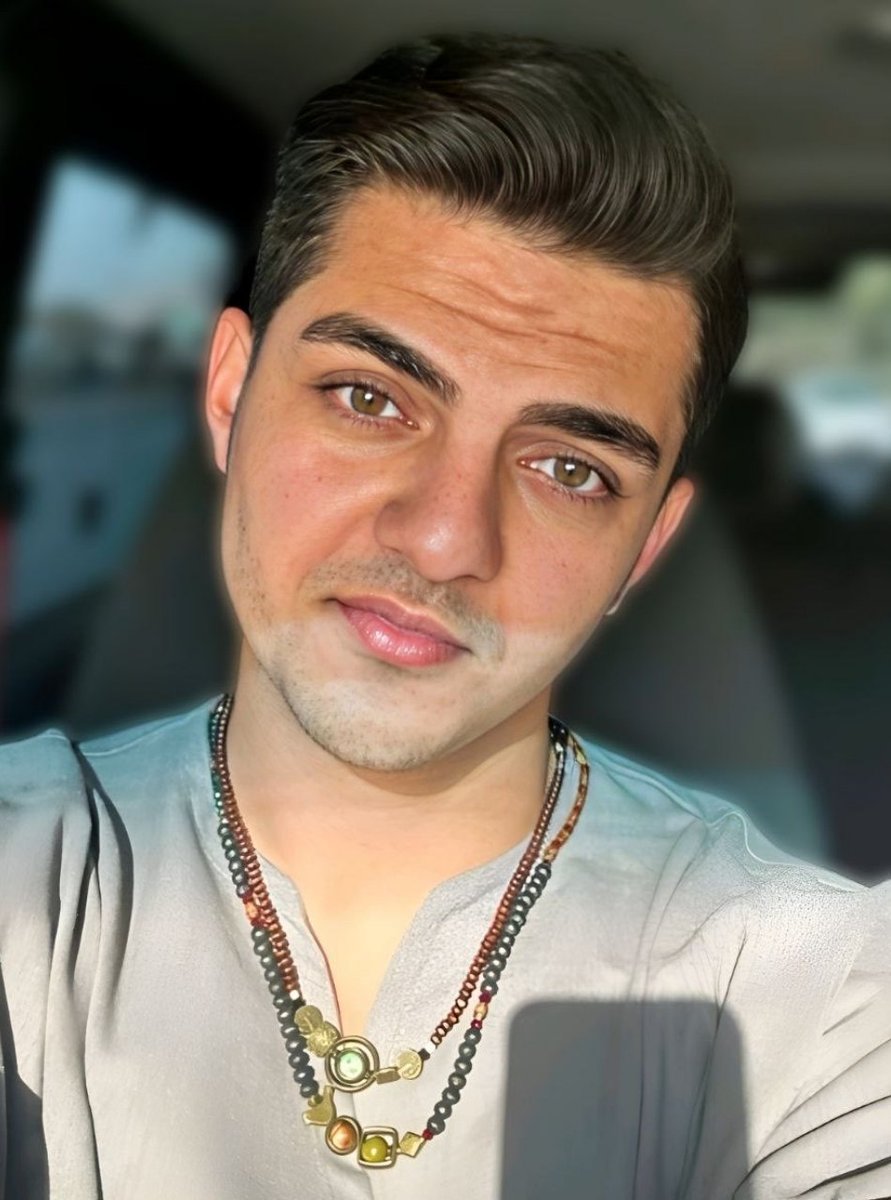 #مهدی_جعفری ، ۲۳ ساله… ۱۹ دی با گلوله از ناحیه کمر به شدت آسیب دید و جانش رو از دست داد. متأسفانه اجازه ندادن به بیمارستان منتقل بشه.  خاکسپاریش خیلی بی‌صدا و مظلومانه انجام شد؛ بهشت زهرا، قطعه ۲۲۵، ردیف ۸۰۱. 

 یادش گرامی.