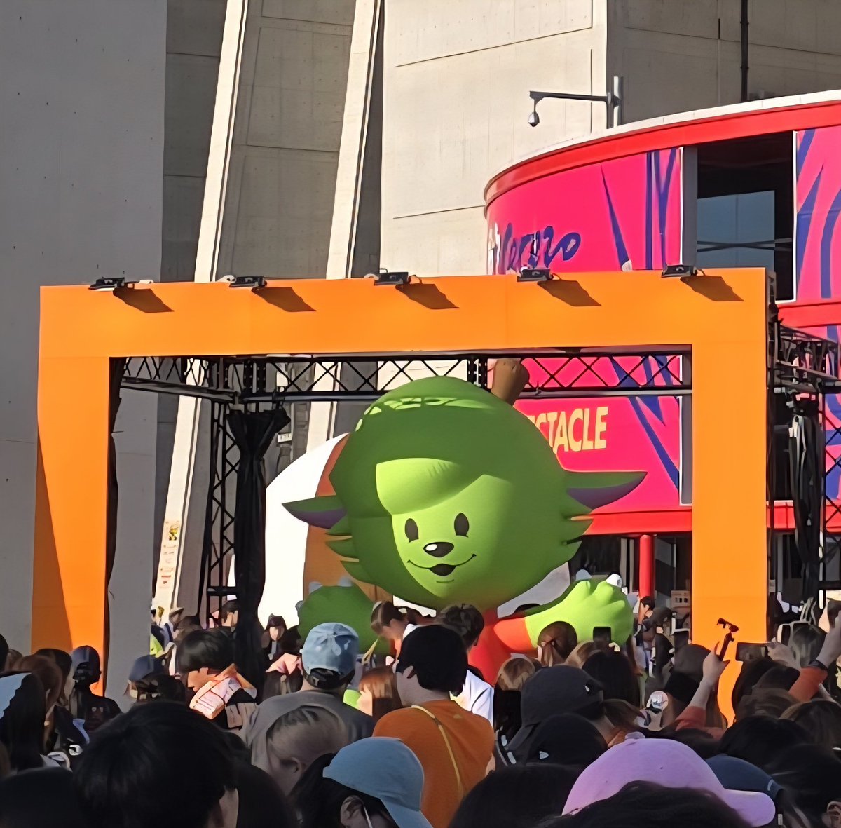 milk_77_'s tweet photo. 身体中に浴びてきたー🍏✨️✨️
今回はイミュータブルハントに当選して豪華景品(ネタバレ防止で写真なし)を貰えて、初めてスピードJAM’Sくじに当たってメメルアクキーもゲット！スタンド席なのに銀テもゲットできて最高だったー！！

#MrsGREENAPPLE
#ゼンジン未到とイミュータブル https://t.co/R1X0iWn42w